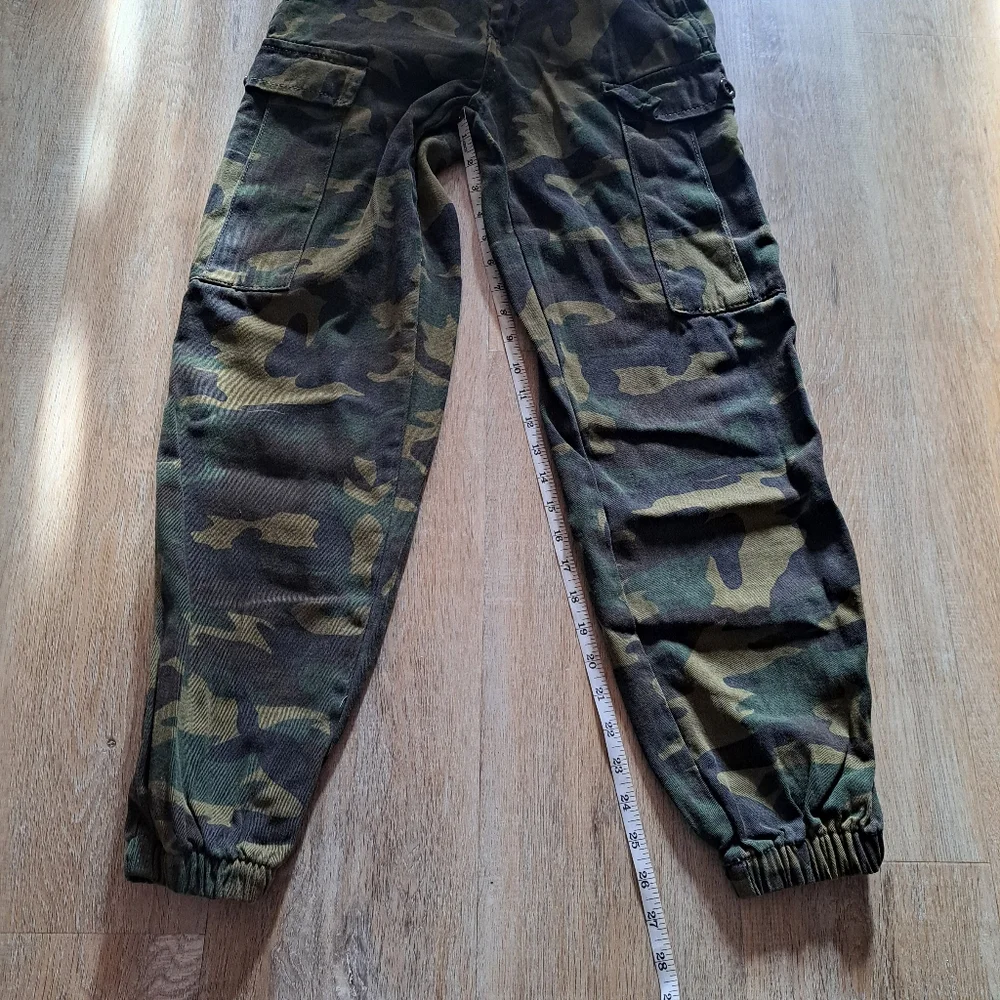 Forever 21 Camouflage Green Cargo Pants Elastic Hem Women's Size XS